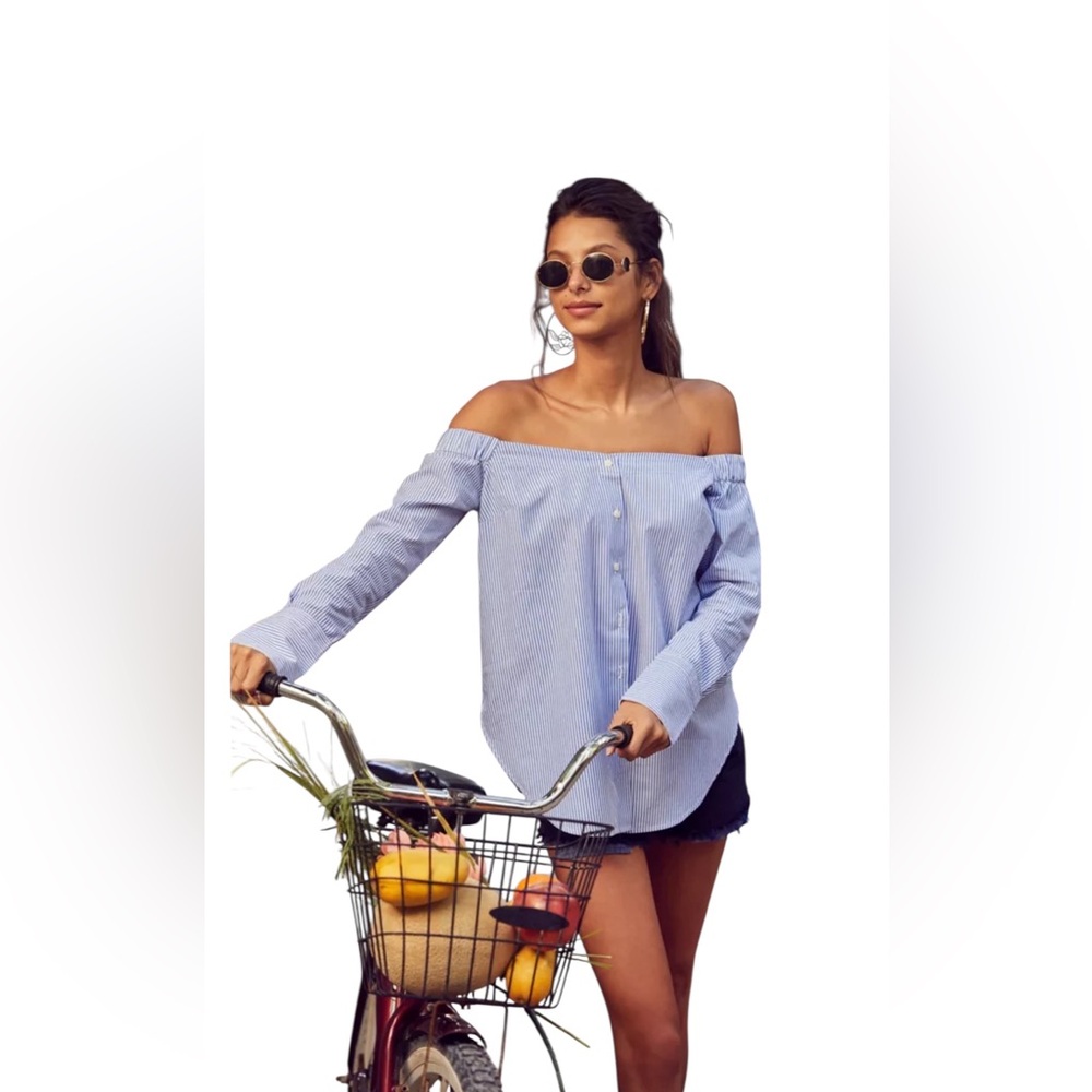 🚨𝐂𝐋𝐄𝐀𝐑𝐎𝐔𝐓 𝐒𝐀𝐋𝐄🚨𝐒𝐀𝐍𝐂𝐓𝐔𝐀𝐑𝐘 Blue and White Off the shoulder Bell Sleeve Blouse